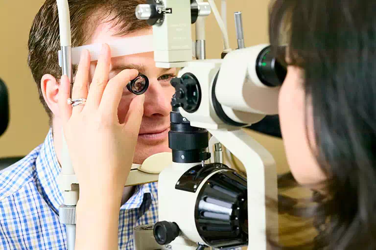 Mężczyzna w trakcie badania wzroku