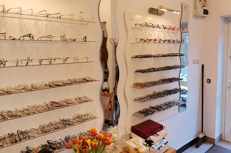 okulary na półce